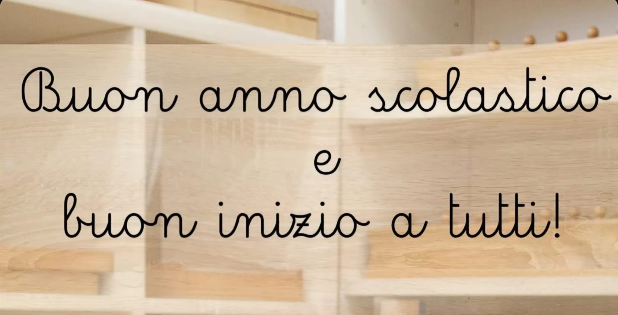 I bambini entrano a scuola il primo giorno