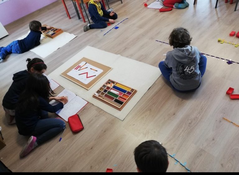 Bambini durante una giornata Montessori